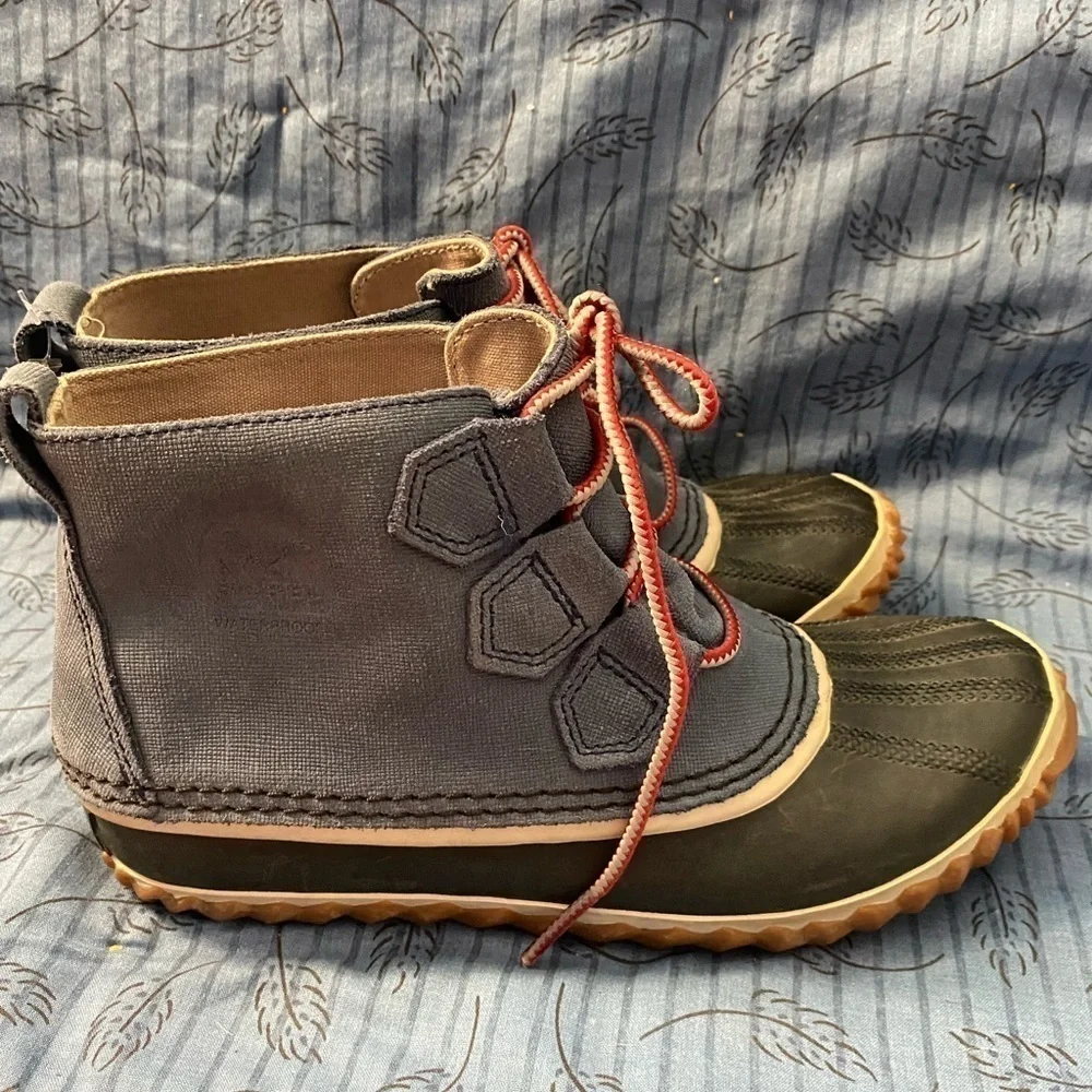 Sorel out and about blue low lace up duck boots 6